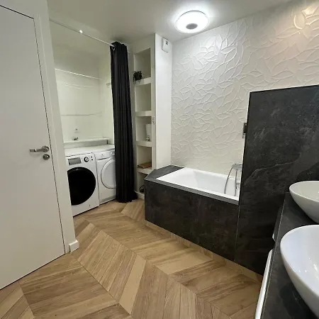16 Personnes - Jacuzzi -wi-fi Netflix - Parking *
